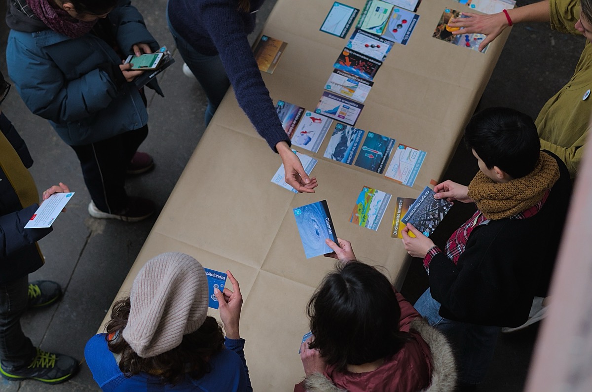 Participantes colocando cartas sobre una mesa durante un taller